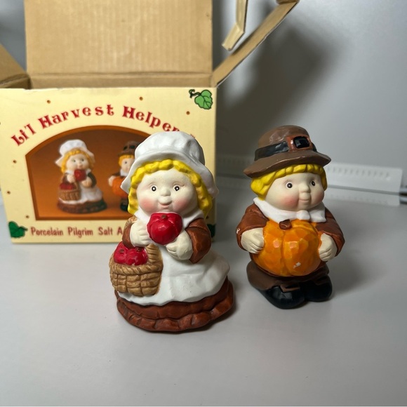 Li'l Harvest Helpers Pilgrim Boy & Girl Salt and Pepper Shakers in Original Box - Picture 1 of 7